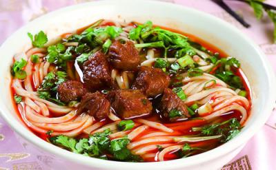 成都美食小吃擔擔面，鹵汁酥香，咸鮮微辣